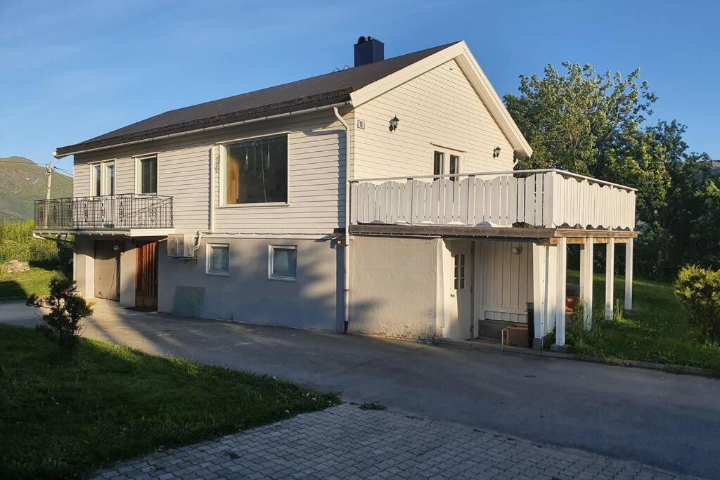 Hus Sentralt I Lofoten Apartment Leknes Exterior photo
